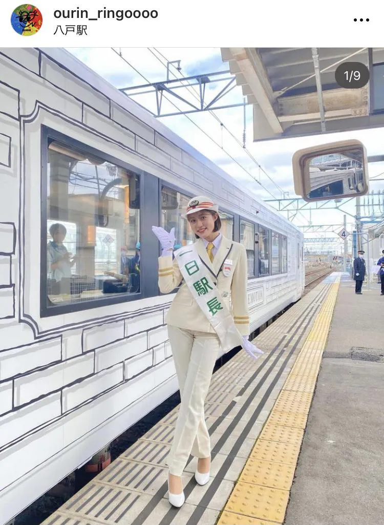 八戸駅の一日駅長に就任…白い制服姿でポーズを決める王林