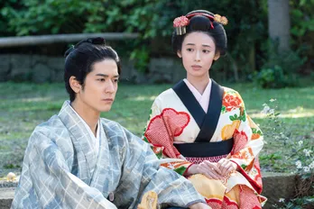 中島裕翔“水野”と白石聖“お信”が抱き合うシーンが胸を熱くする＜大奥＞