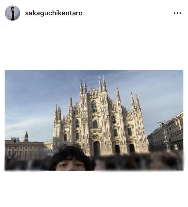 坂口健太郎、”ひょっこり”ミラノ大聖堂の前で自撮りショット 