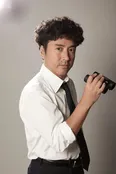連続ドラマW-30「ドラフトキング」にて、主人公・郷原眼力役を演じるムロツヨシ