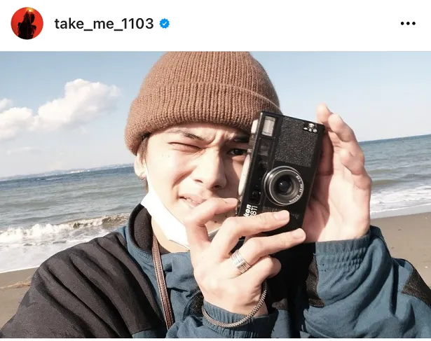 【写真】浜辺でカメラを構える北村匠海