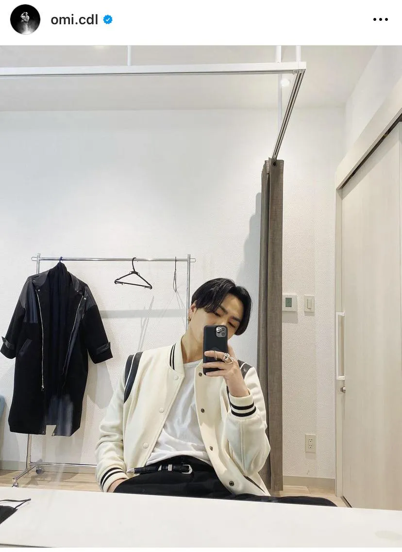 画像・写真 OMIこと登坂広臣、パリでリラックス グラスを持ちほほ笑む