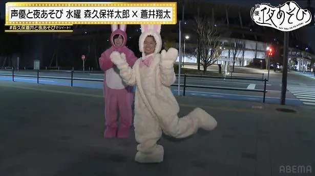 【写真】これが初めての着ぐるみ姿だという蒼井翔太と森久保祥太郎(写真左から)