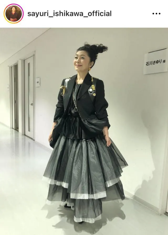 【写真】黒とグレーのゴージャスドレスを身にまとい笑顔を見せる石川さゆり