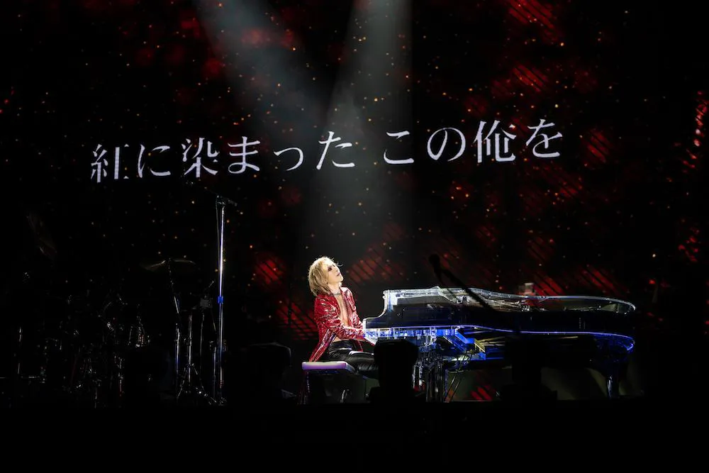 【写真】「紅」をピアノで演奏するYOSHIKI