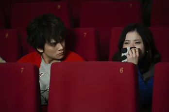 吉高由里子“鈴”と北村匠海“一星”が映画&ハンバーガーデートで急接近<星降る夜に>