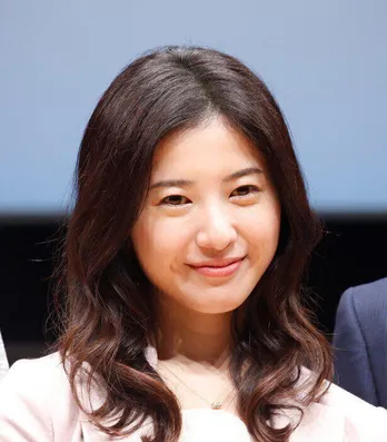 吉高由里子、光石研に横からハグする仲良しショットに「“最愛”でしかない!」「ほのぼのですね」の声<星降る夜に>