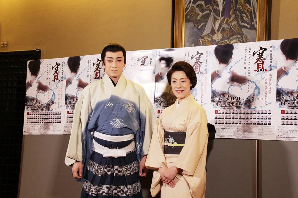 【写真を見る】染五郎(左)は中村梅彌(右)に「きれいな男性」と言われて照れ笑い