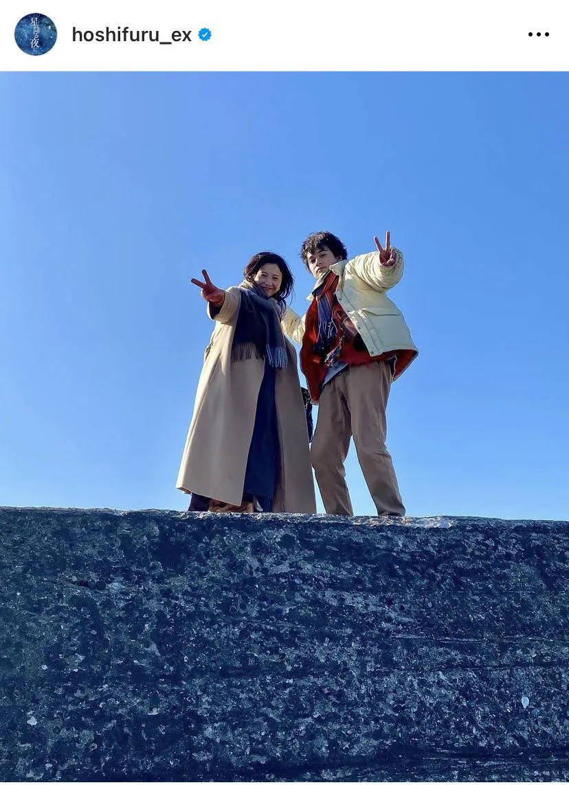 【写真】吉高由里子＆北村匠海、青空をバックに“ピース”