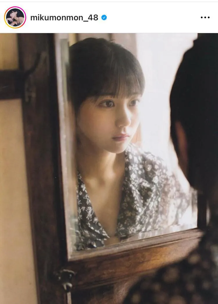 “鏡越し”…HKT48田中美久、つぶらな瞳とふっくら唇が印象的な“盛れている”ショット 