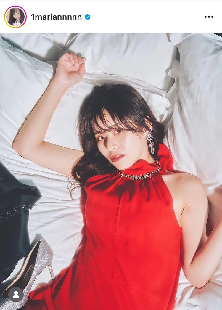 ベッド上で”誘惑”している?!…色気のある赤ドレスショット