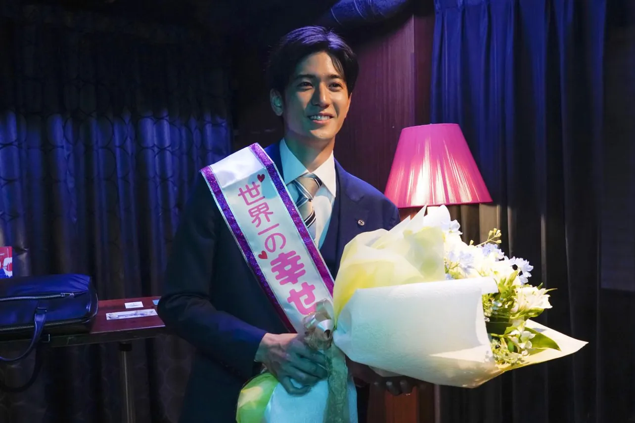 【写真】結婚式前夜、幸せの絶頂の笑顔を見せる川村俊介(中島裕翔)