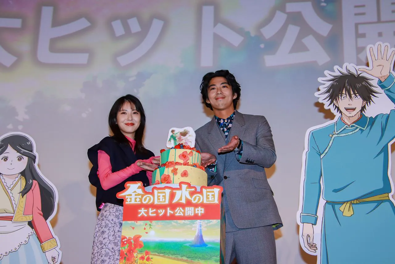 映画「金の国 水の国」公開記念舞台あいさつに登場した浜辺美波、賀来賢人(写真左から)
