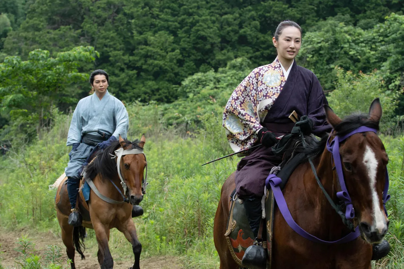 【写真】馬に乗って駆ける松本潤“元康”と北川景子“お市”の仲良しショット