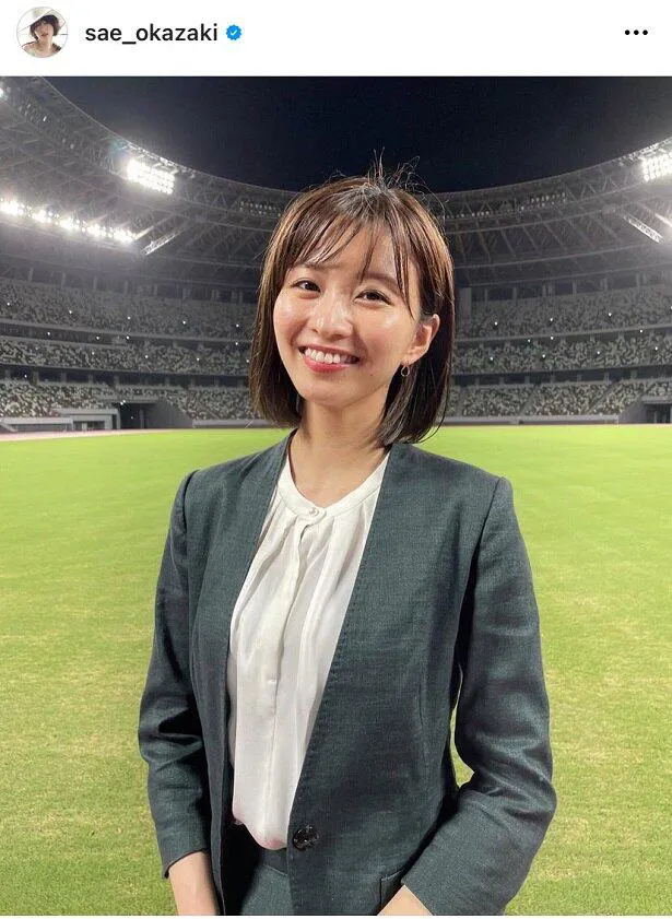 岡崎紗絵、国立競技場のフィールドで爽やかな笑顔