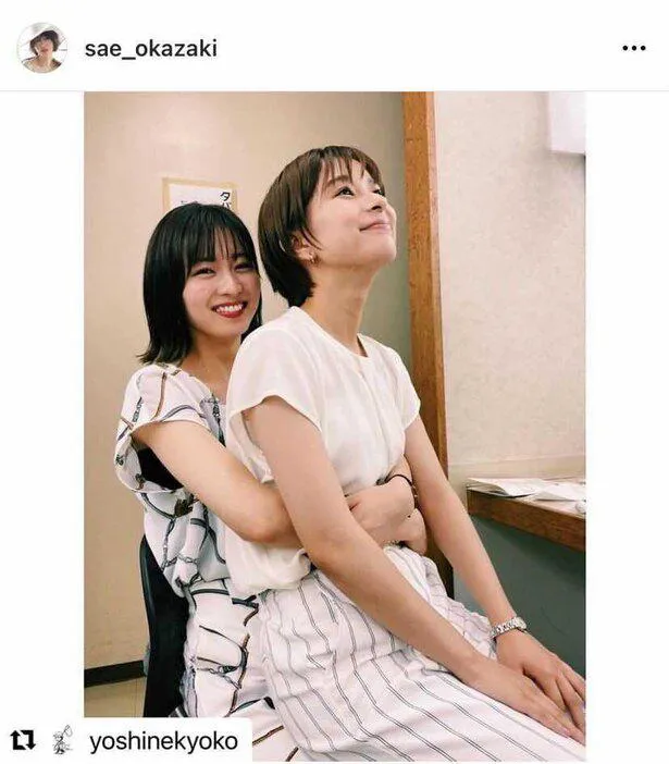 岡崎紗絵、芳根京子を膝に抱っこし「私は椅子になったらしい」の図