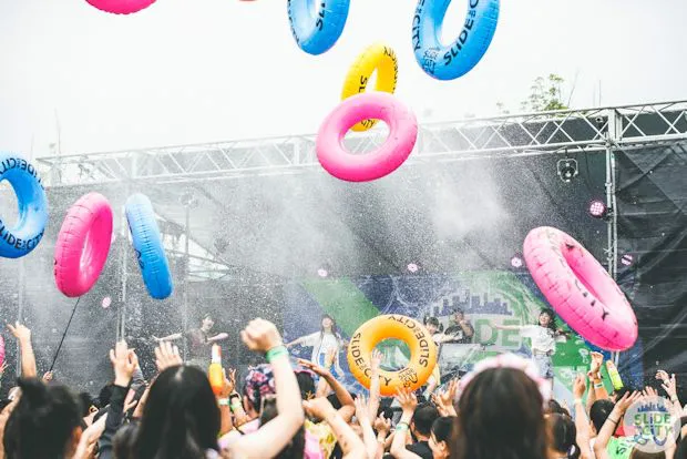 【写真を見る】夏フェスならではのスプラッシュな光景！水着のままステージへGO