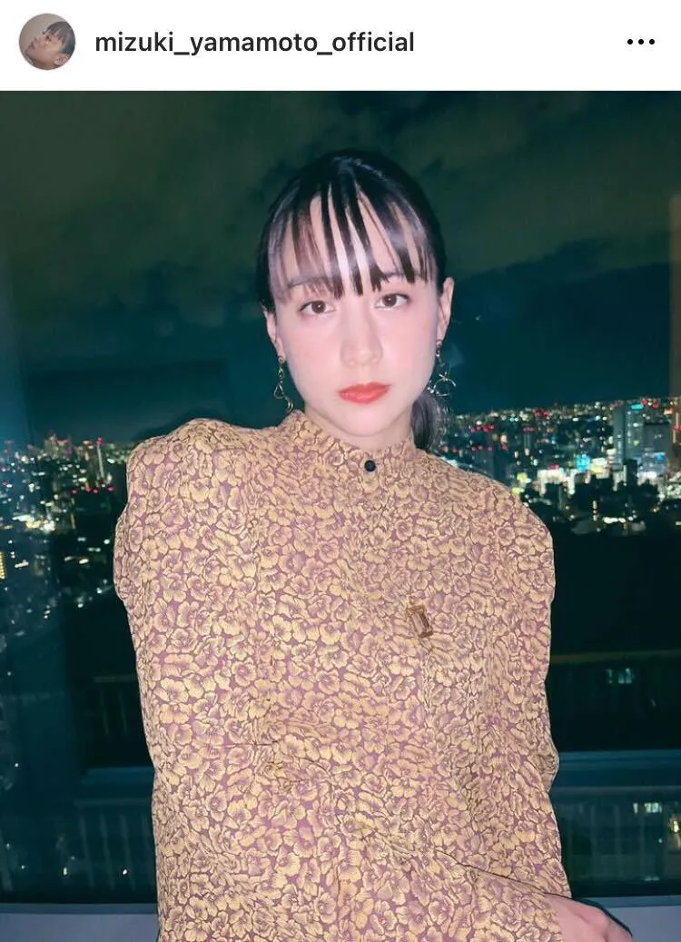 山本美月、夜景バックのクリスマスショット