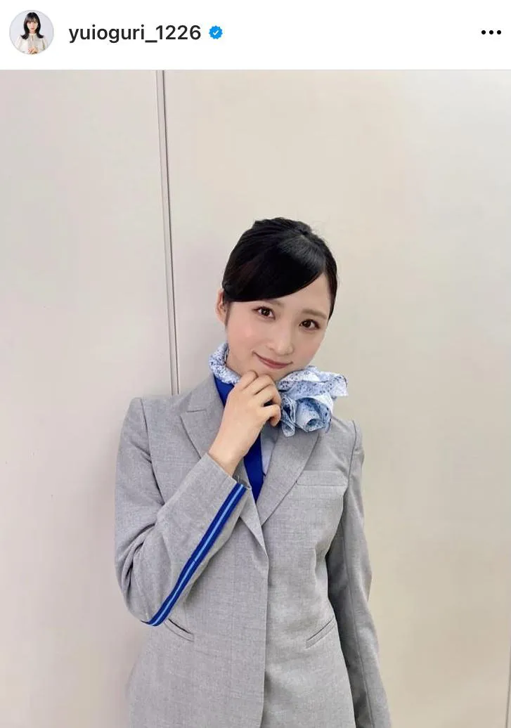 華やかなキャビンアテンダントの制服姿でにっこり微笑む小栗有以