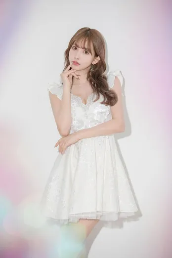 三上悠亜、ミニスカでの凱旋ショットにファンから「天使すぎて…」「おかえり」の声