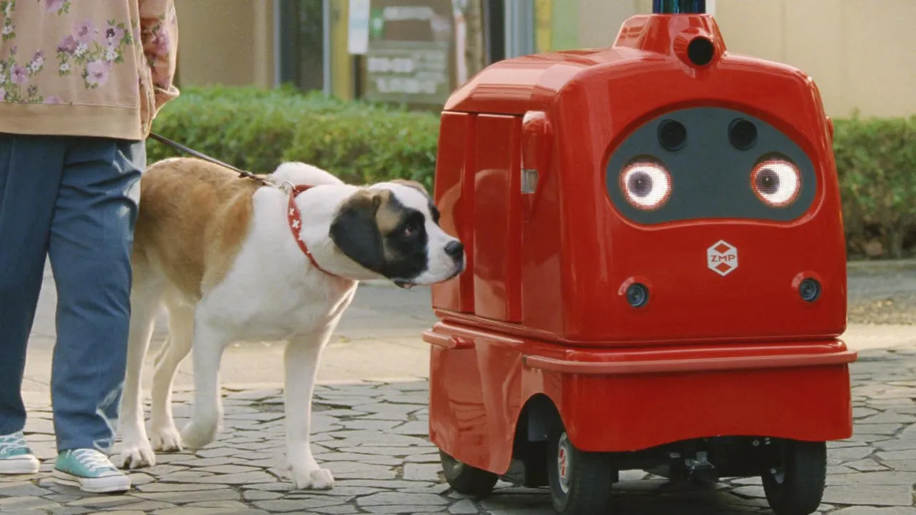セントバーナード犬のユウジロウが配送ロボット「デリロくん」と共演