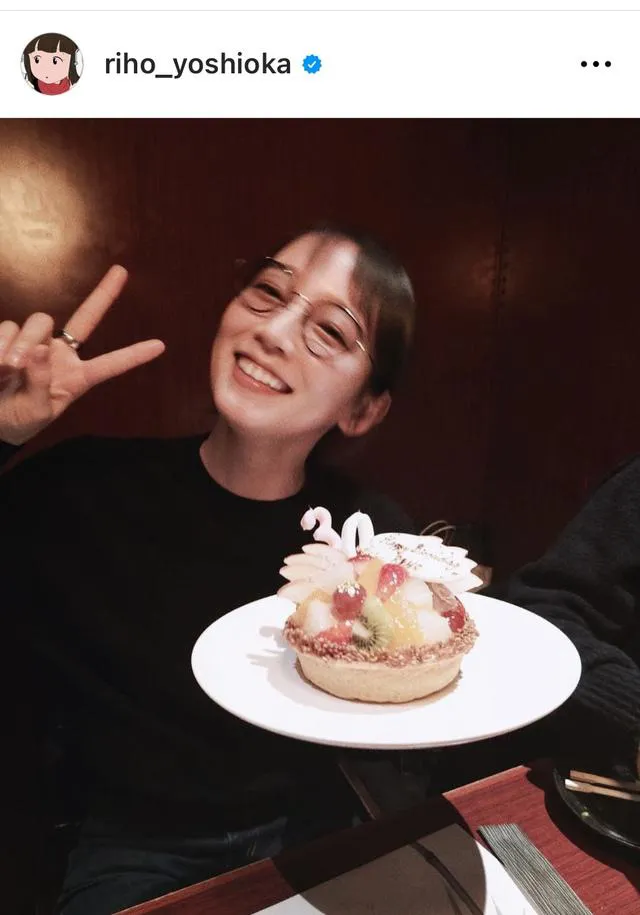 吉岡里帆がフルーツいっぱいおしゃれなケーキを手に満面の笑顔を見せる