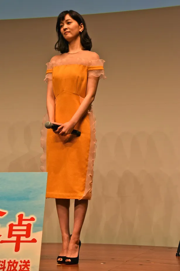 【写真を見る】石橋杏奈はユニークなデザインのドレスで登場