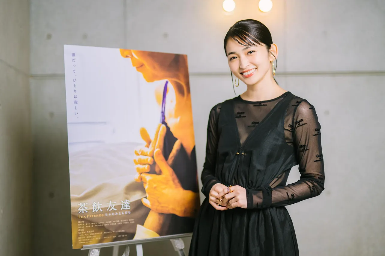 【写真】シックなドレス姿で微笑む岡本玲