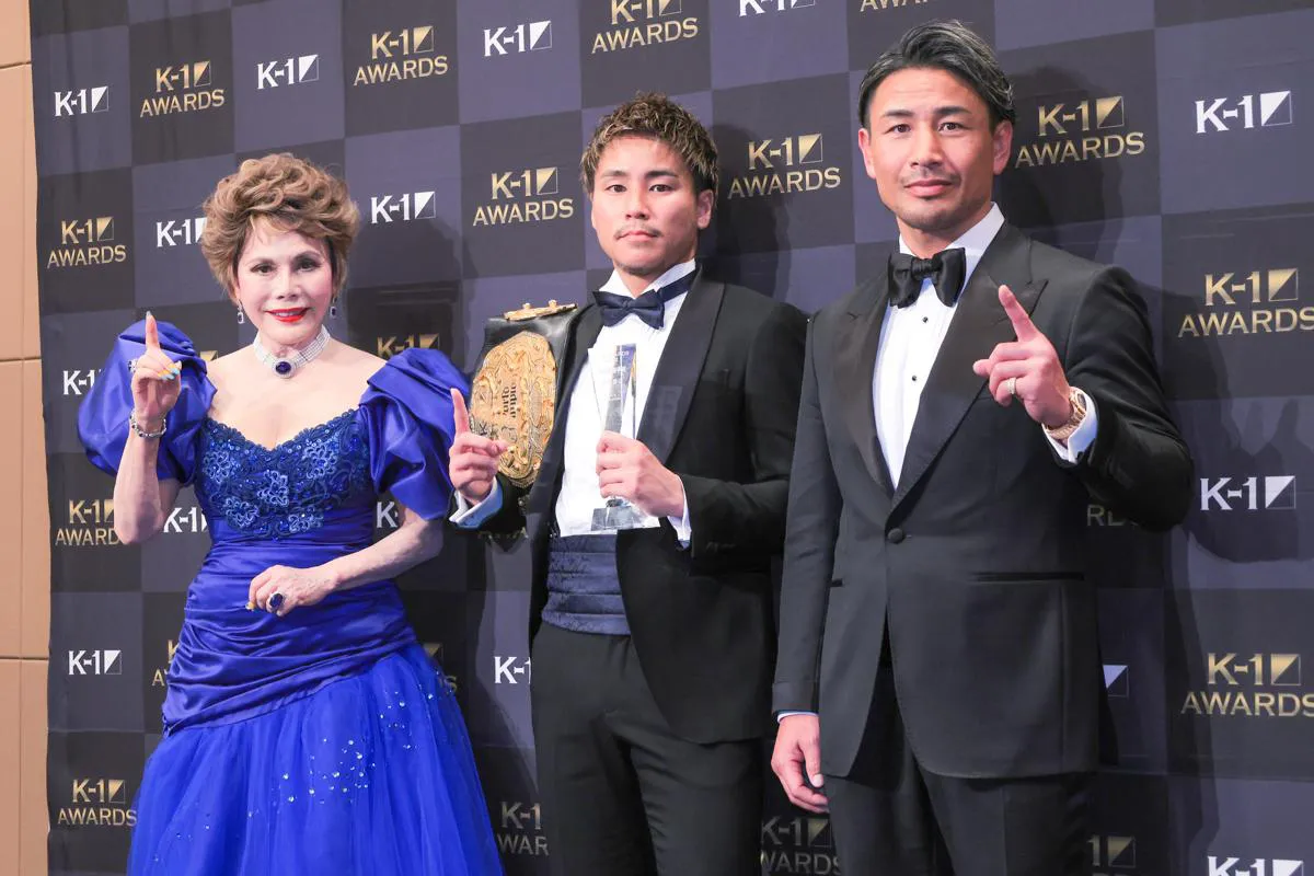 「K-1 AWARDS 2022」に登壇したデヴィ夫人、軍司泰斗、魔裟斗