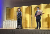 伊藤沙莉が草ヶ谷大輔プロデューサーにお祝いを述べる