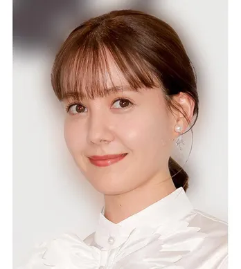 トリンドル玲奈、生肩チラ見せのファッショナブルなコーデでウィンクした姿にファン悩殺「無敵」「天才」