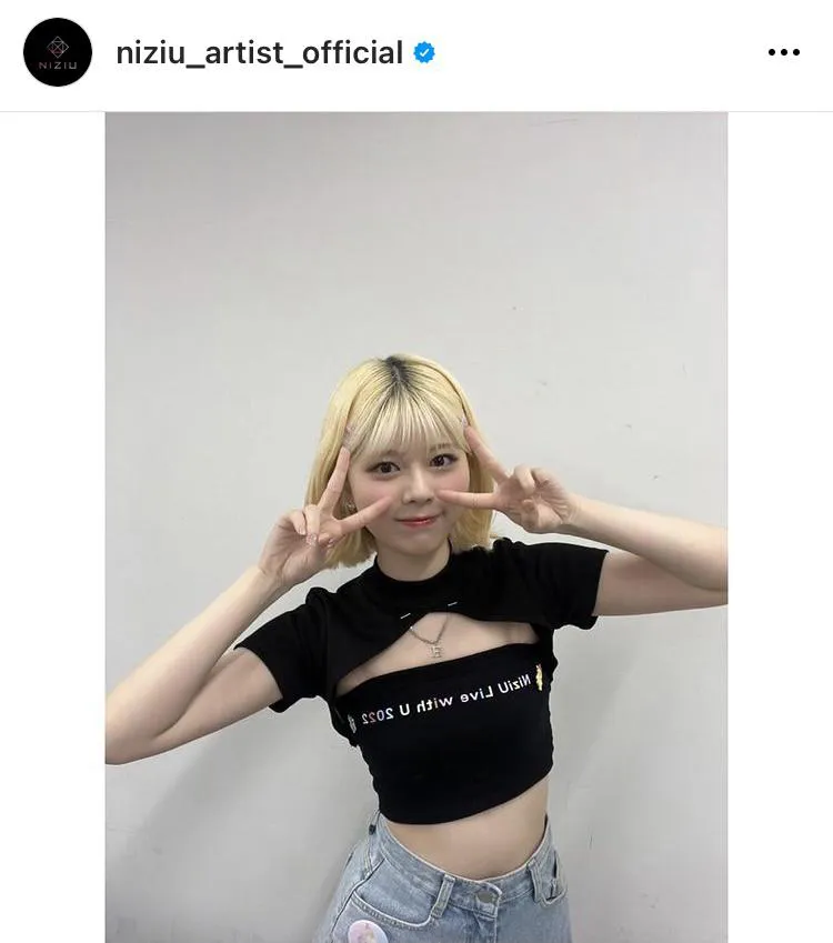 画像・写真 NiziU・リク、Tシャツを胸元までまくり上げ美しいお腹を