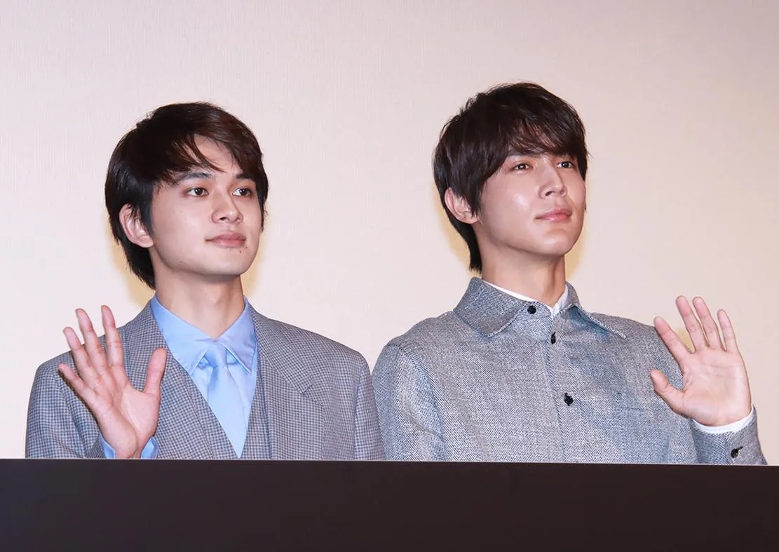 【写真】リクエストに応えて優しい表情で手を振る北村匠海＆中川大志