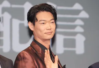 笠松将、袴姿でピース…柔和な表情の“後藤家”オフショットに反響続々「ガンニバルロス」「袴姿最高!」