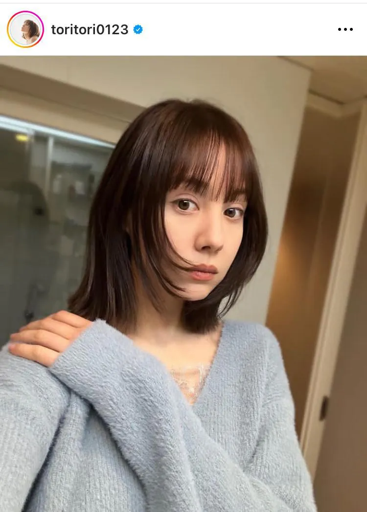  トリンドル玲奈、美デコルテから胸元あらわなVネックニットの姿