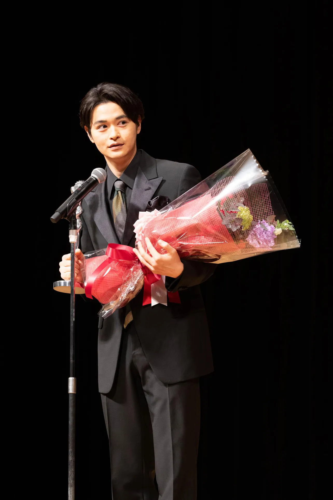 【写真】ヨコハマ映画祭で主演男優賞を受賞し、黒いスーツで花束を受け取る瀬戸康史