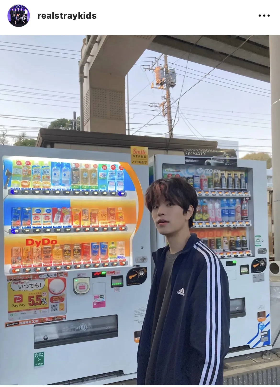 日本の自販機と写真を撮るスンミン