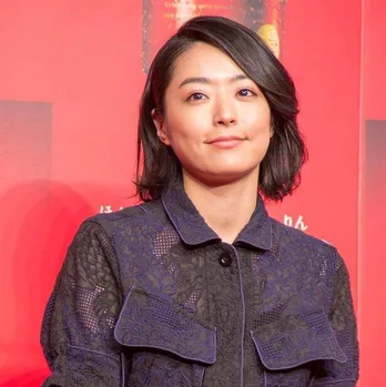 井上真央＆佐藤健、コートにすっぽり…“もふもふな2人”が寄り添い、ファン「埋もれ感がかわいい〜」＜100万回 言えばよかった＞