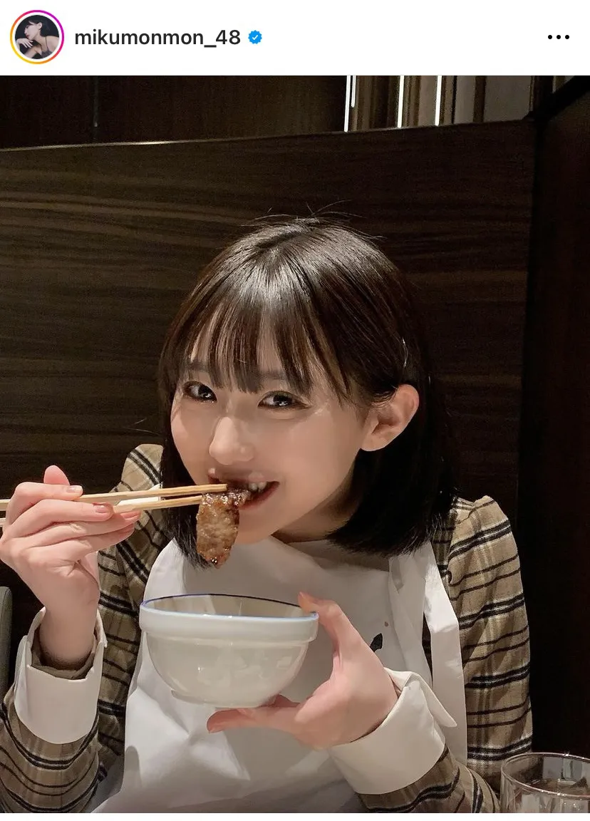 もぐもぐかわいい…HKT48田中美久、美味しそうに焼肉を頬張るショット