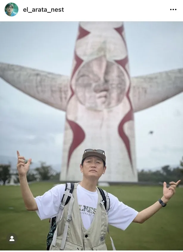 【写真】井浦新、太陽の塔の前で“爆発だ”ポーズ