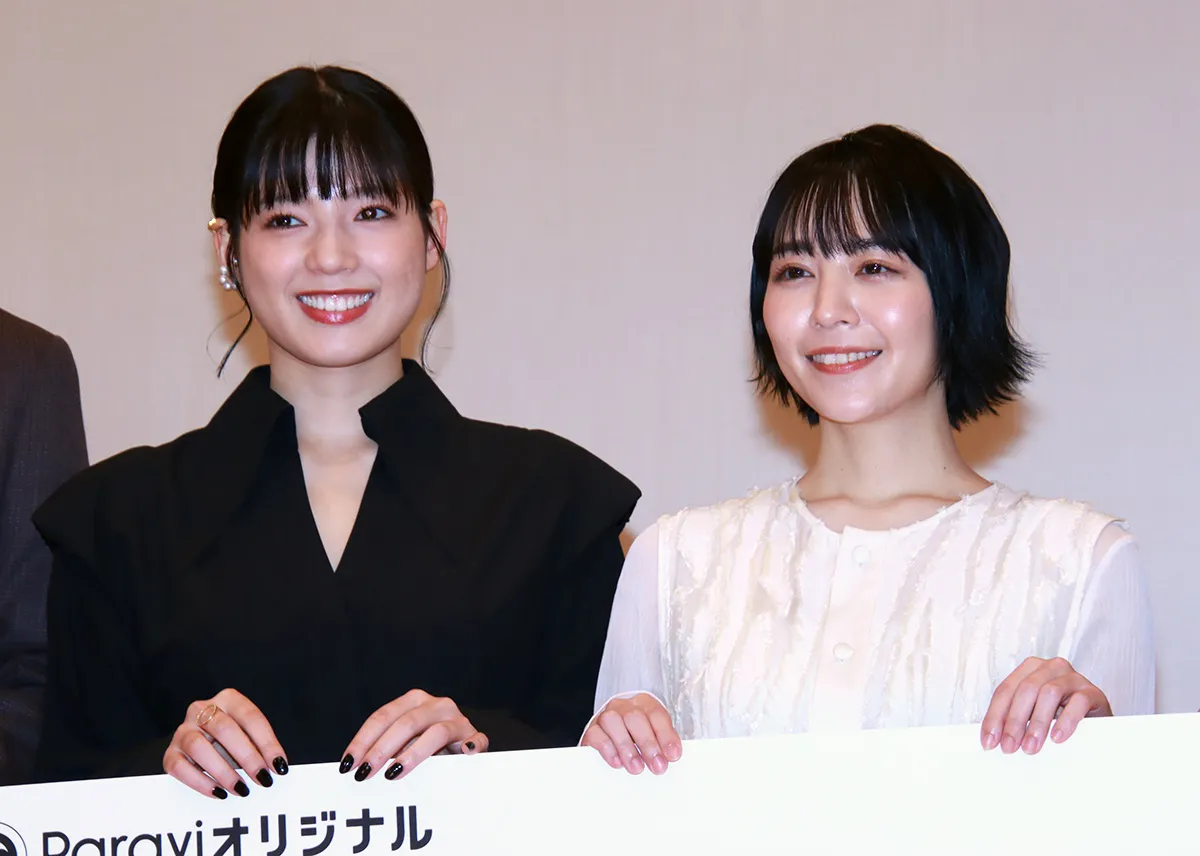 ドラマ「悪魔はそこに居る」のヒット祈願イベントに登場した石井杏奈と吉谷彩子(写真左から)