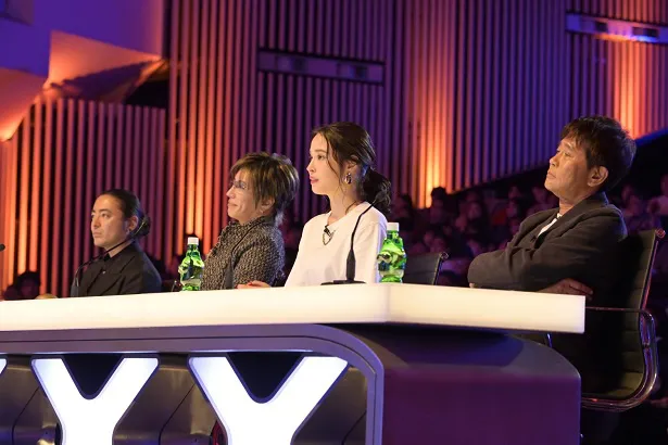 「Japan's Got Talent」の審査員を務めるダウンタウンの浜田雅功、広瀬アリス、GACKT、山田孝之(写真右から)