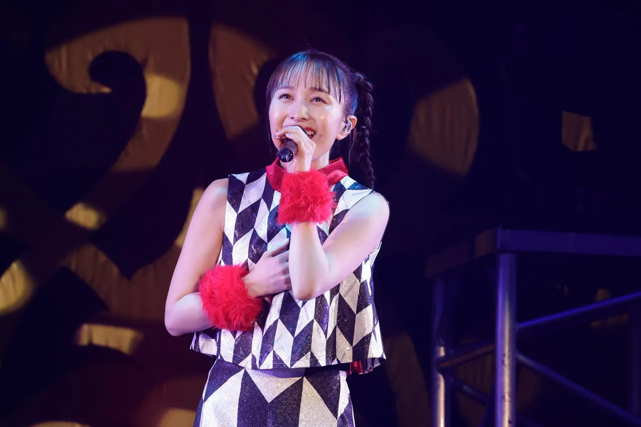 百田夏菜子がライブ初披露となるソロ曲「赤い風船」を歌い上げる