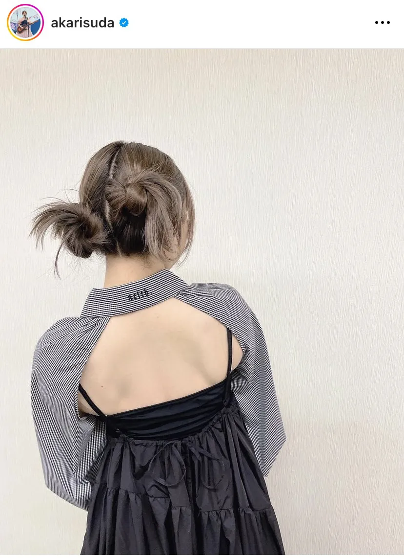 肩甲骨が綺麗…須田亜香里、美背中が開いた大胆なバックショット