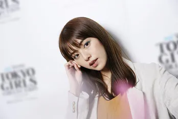 生肩&美デコルテあらわ…鈴木ゆうか、胸元までざっくりのドレス姿に反響「ヤバイ」「直視出来ない」の声