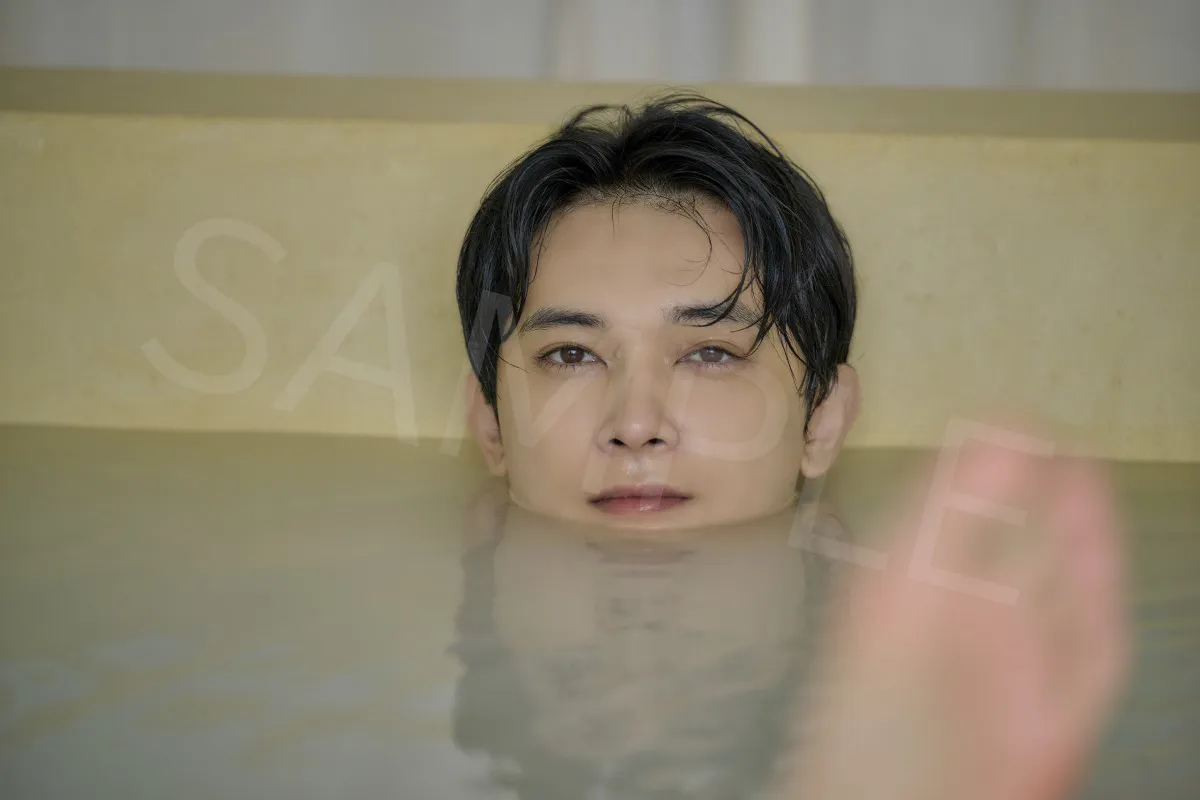  【写真】吉沢亮、お風呂につかった濡れ髪ショットを公開