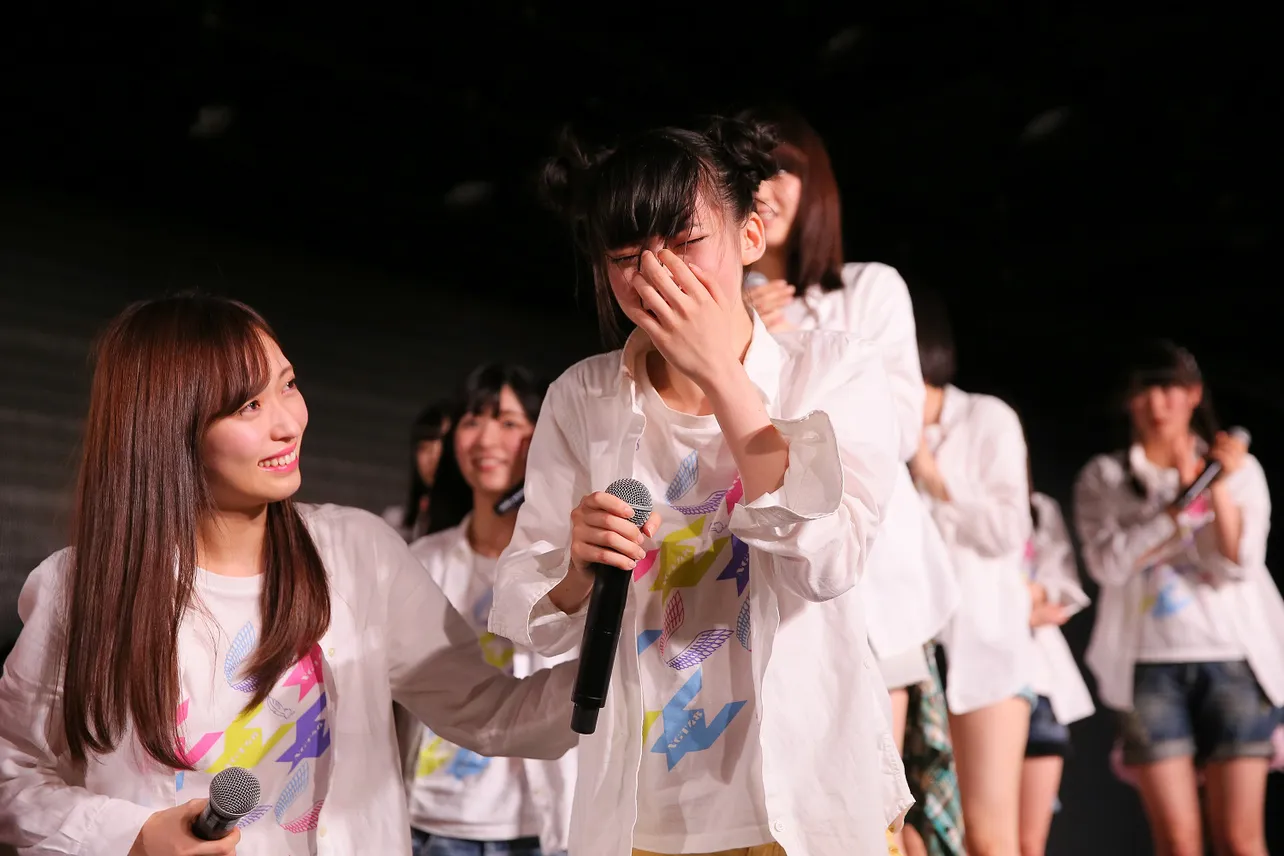 【写真を見る】NGT48・荻野由佳の速報1位を聞いて涙を流す荻野由佳とNGT48のメンバーたち