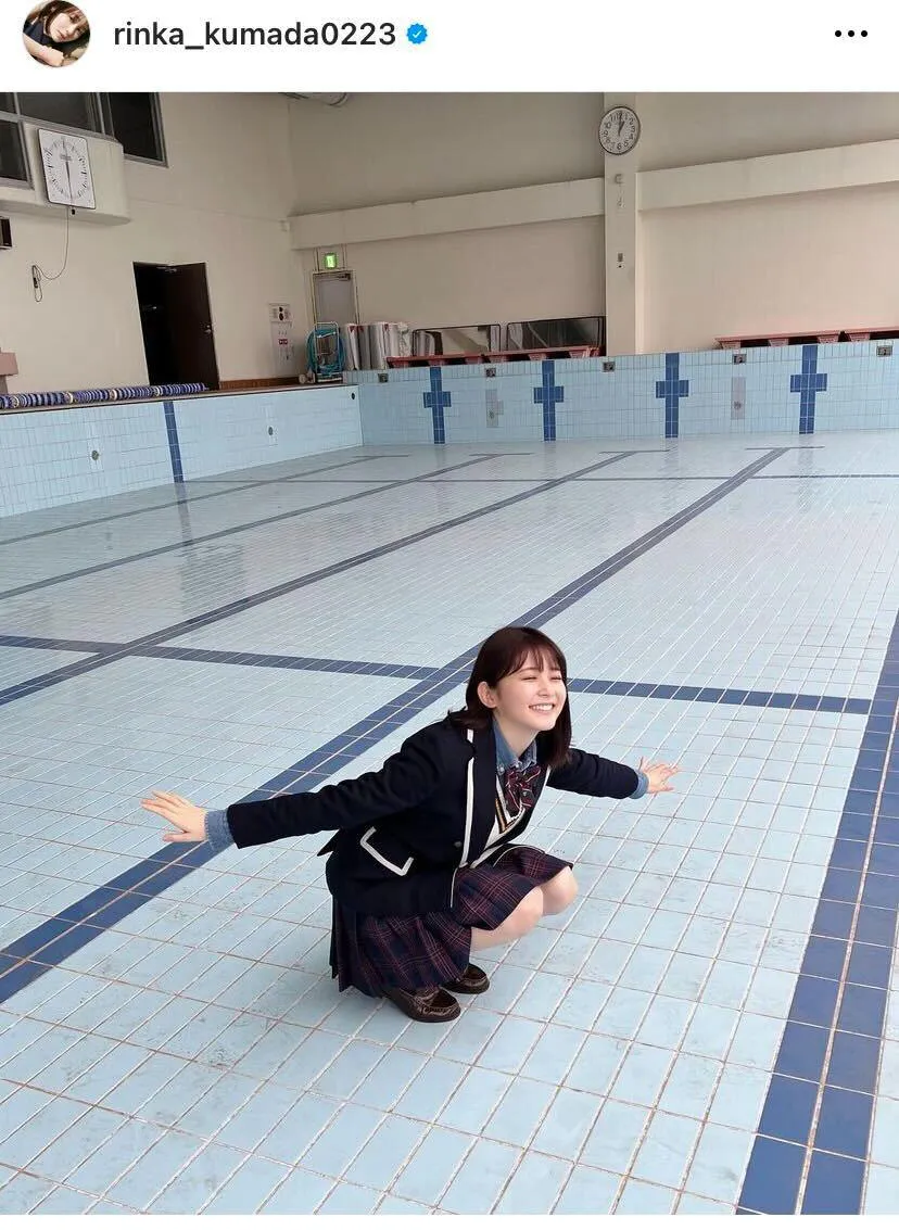 平泳ぎも？久間田琳加のプールで制服オフショット