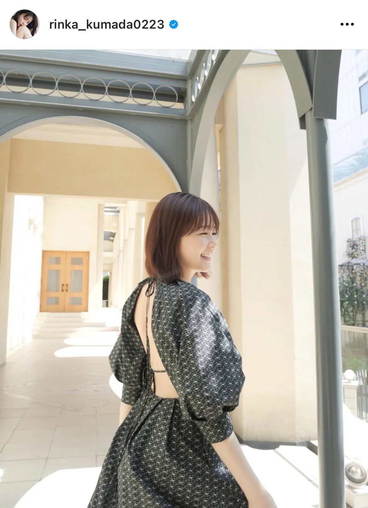 美背中ざっくりワンピース姿の久間田琳加