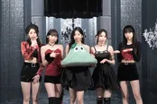 【写真】黒と赤の衣装で美スタイルを披露したLE SSERAFIM